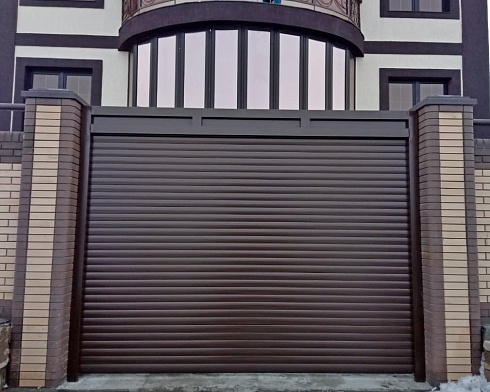Роллетные ворота Алютех серии Prestige со сплошным алюминиевым профилем роликовой прокатки AG/77 с доставкой в Тихорецке 